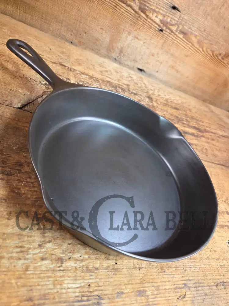 Wow and WOW! Rare 1920’s Wapak ’Chicken Foot’ skillet. As sought after as the infamous Wapak Indian Logo. Gorgeous