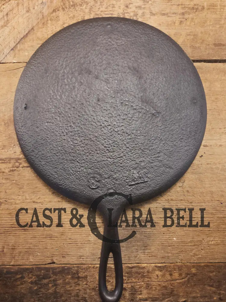 Wow! Late 1800’s antique Gate marked Round Cast Iron Griddle. Raised W and 3. Elegant and hard working. Griddle