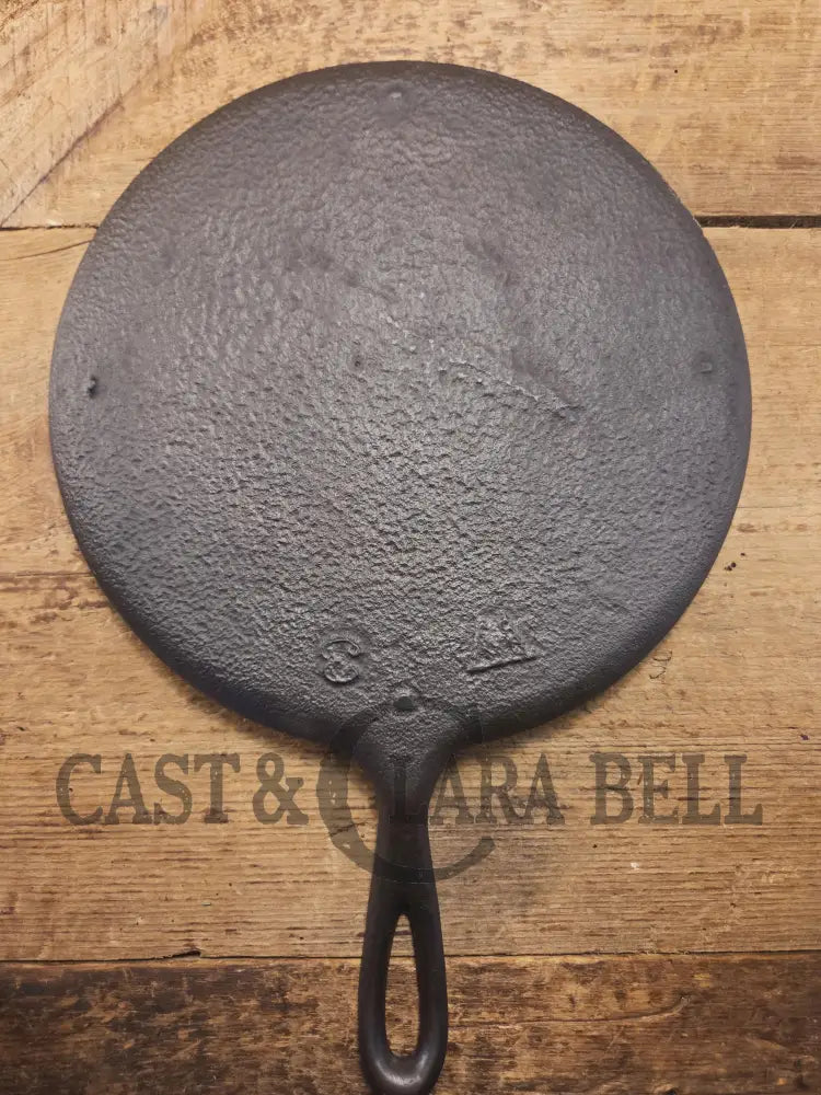 Wow! Late 1800’s antique Gate marked Round Cast Iron Griddle. Raised W and 3. Elegant and hard working. Griddle