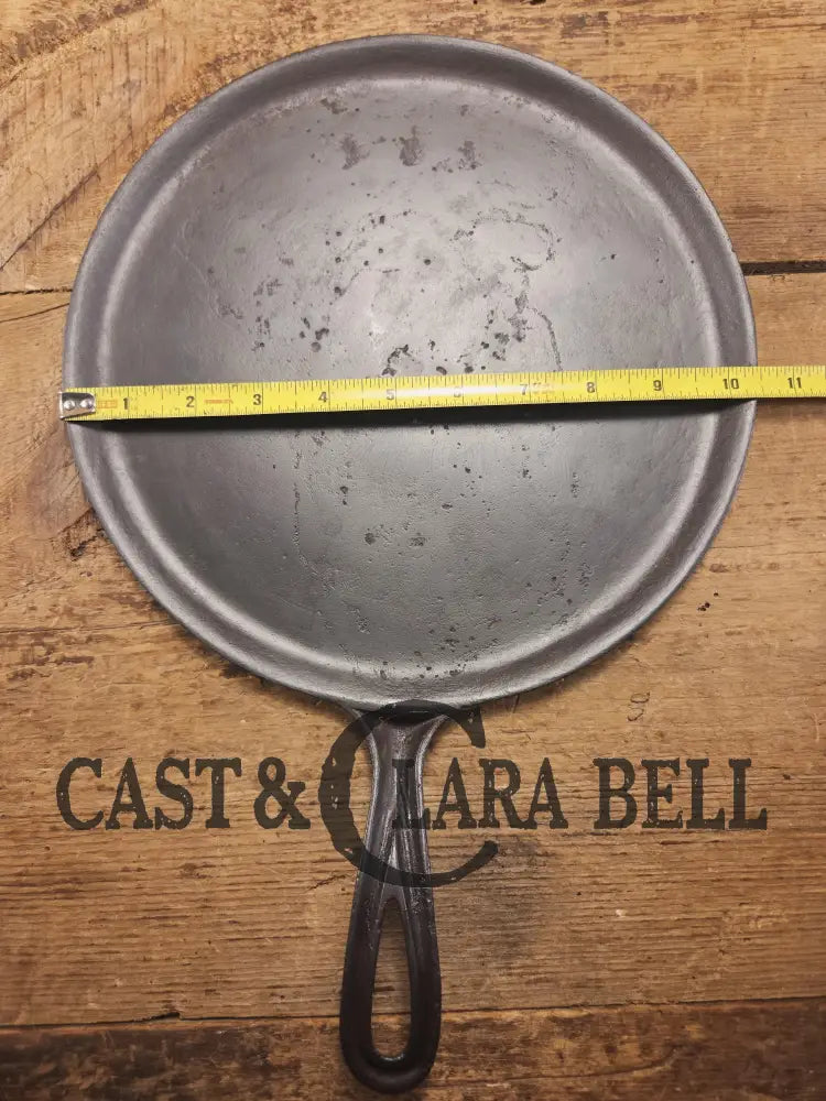 Wow! Late 1800’s antique Gate marked Round Cast Iron Griddle. Raised W and 3. Elegant and hard working. Griddle