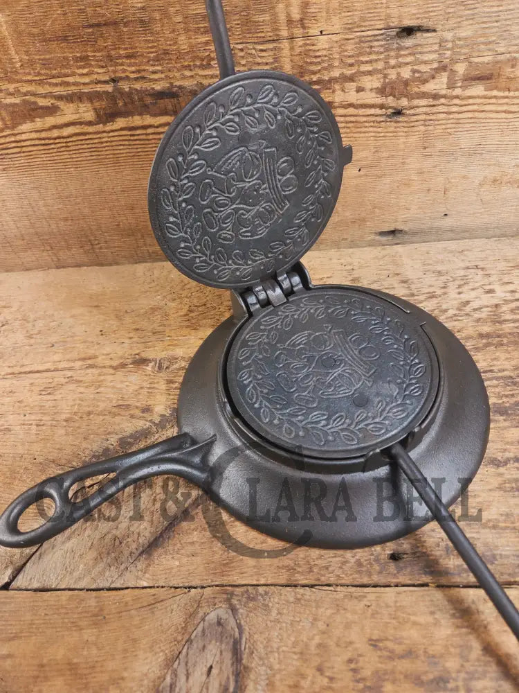 WOW. Mint Condition and Scarce to find as a complete set. 1890’s Griswold Pizzelle wafer iron. Absolutely gorgeous