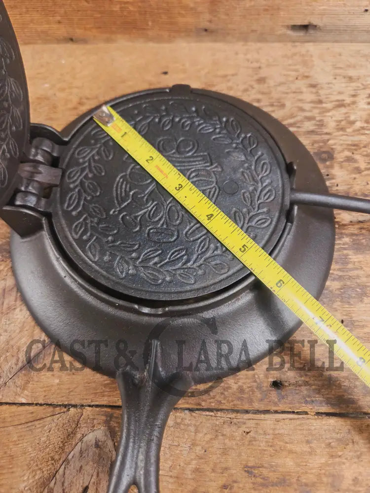 WOW. Mint Condition and Scarce to find as a complete set. 1890’s Griswold Pizzelle wafer iron. Absolutely gorgeous