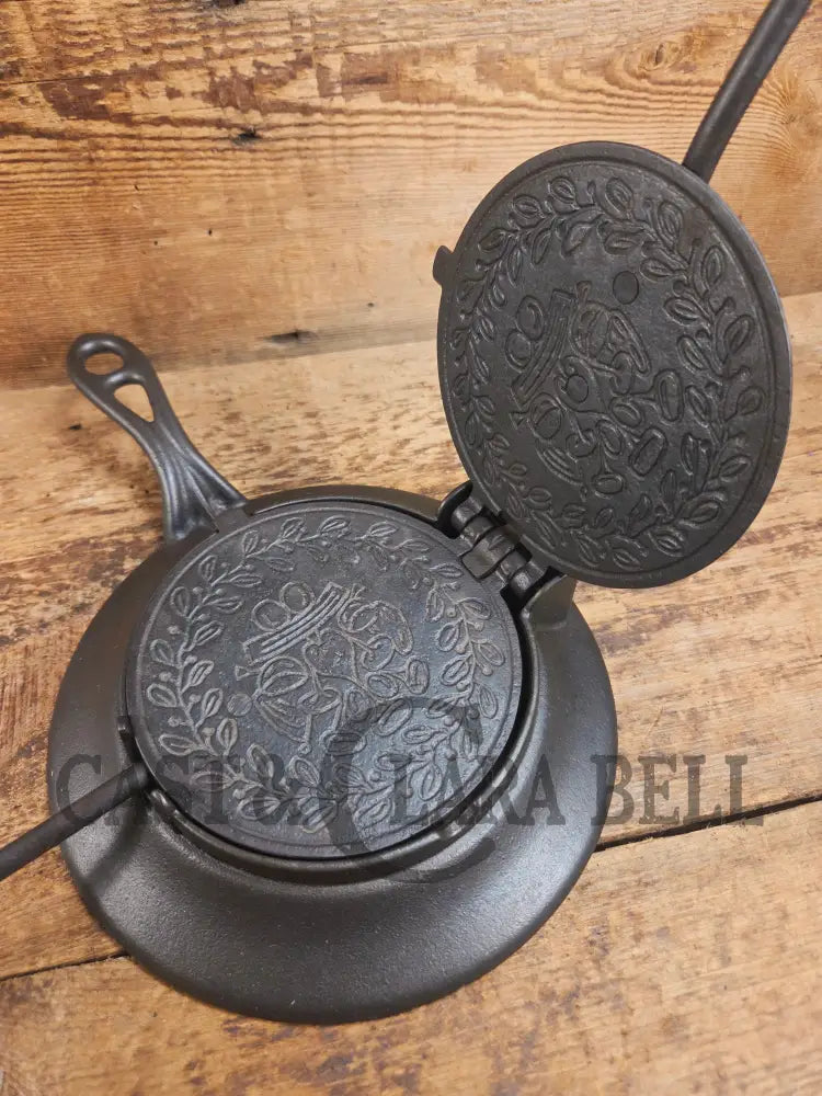 WOW. Mint Condition and Scarce to find as a complete set. 1890’s Griswold Pizzelle wafer iron. Absolutely gorgeous