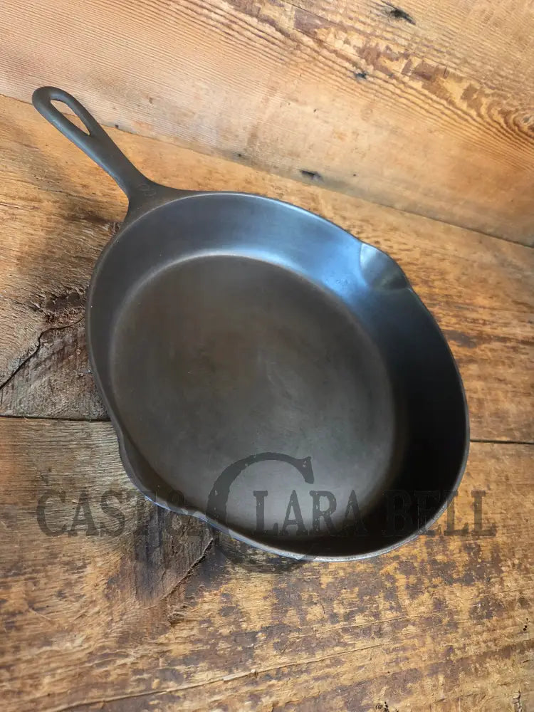 Wow unique!! Not seen often Griswold #8 Skillet with Slant Logo and Smooth Bottom! 704 - Skillet