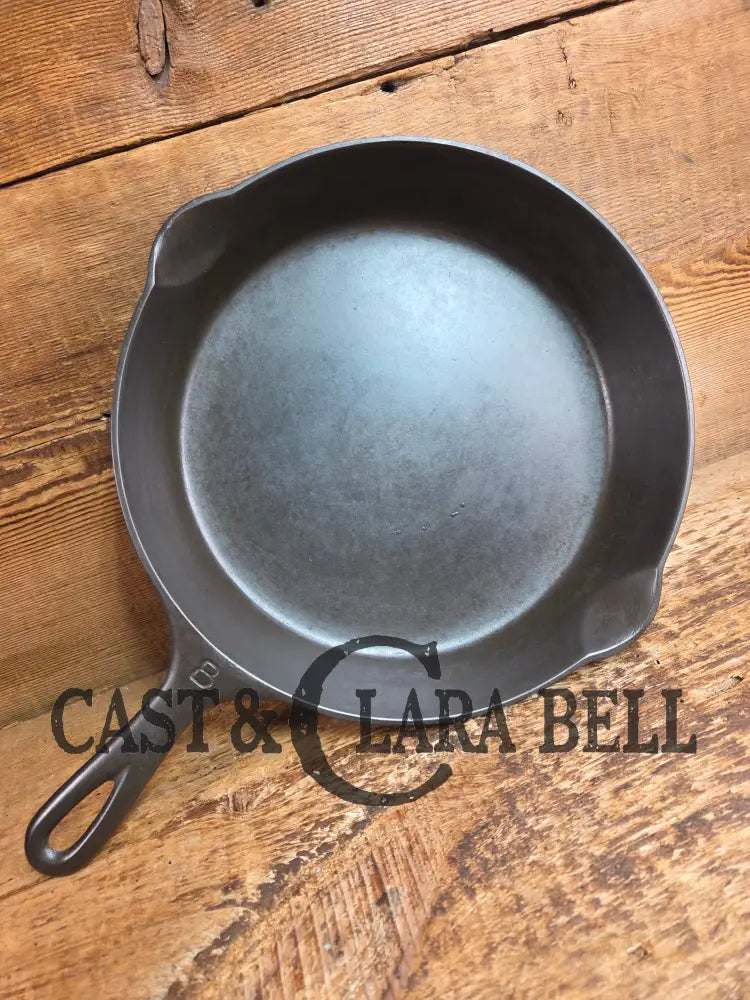 Wow unique!! Not seen often Griswold #8 Skillet with Slant Logo and Smooth Bottom! 704 Skillet