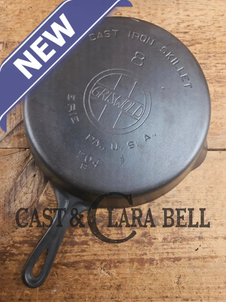 Wow unique!! Not seen oftern Griswold #8 Skillet with Slant Logo and Smooth Bottom! 704 Skillet