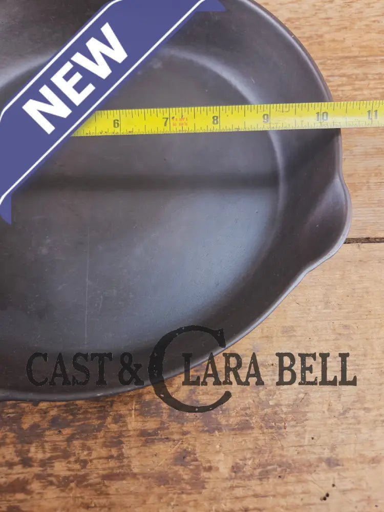 Wow unique!! Not seen oftern Griswold #8 Skillet with Slant Logo and Smooth Bottom! 704 Skillet