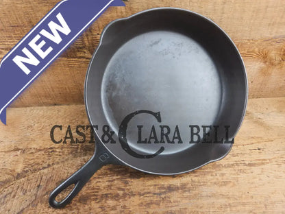 Wow unique!! Not seen oftern Griswold #8 Skillet with Slant Logo and Smooth Bottom! 704 Skillet