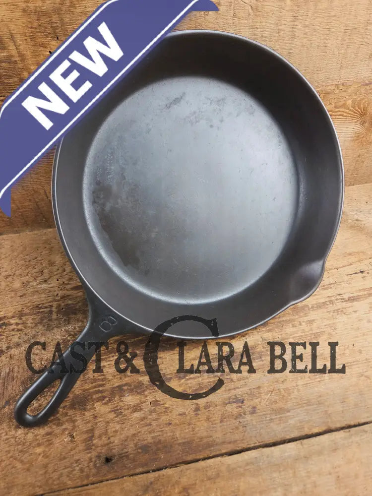 Wow unique!! Not seen oftern Griswold #8 Skillet with Slant Logo and Smooth Bottom! 704 Skillet