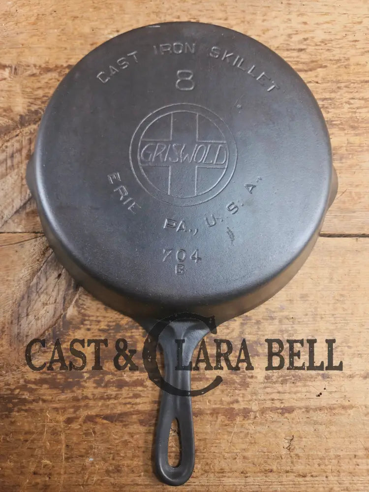 Wow unique!! Not seen oftern Griswold #8 Skillet with Slant Logo and Smooth Bottom! 704 Skillet
