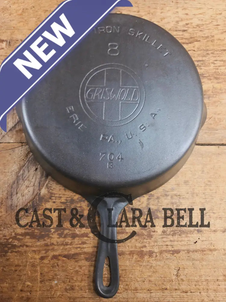 Wow unique!! Not seen oftern Griswold #8 Skillet with Slant Logo and Smooth Bottom! 704 Skillet