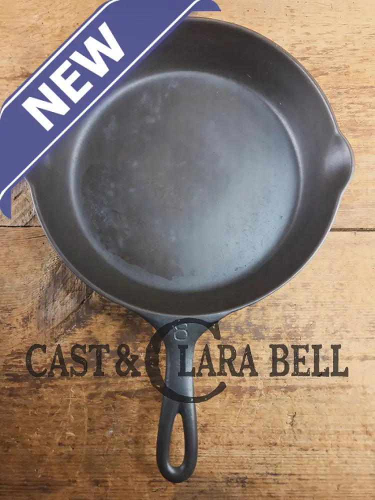 Wow unique!! Not seen oftern Griswold #8 Skillet with Slant Logo and Smooth Bottom! 704 Skillet