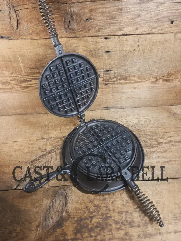 WOW VERY cool and tough to find! Early 1900’s Fanner Mfg Co No. 8 Crescent Cast Iron Waffle Maker with Low Base. Harder