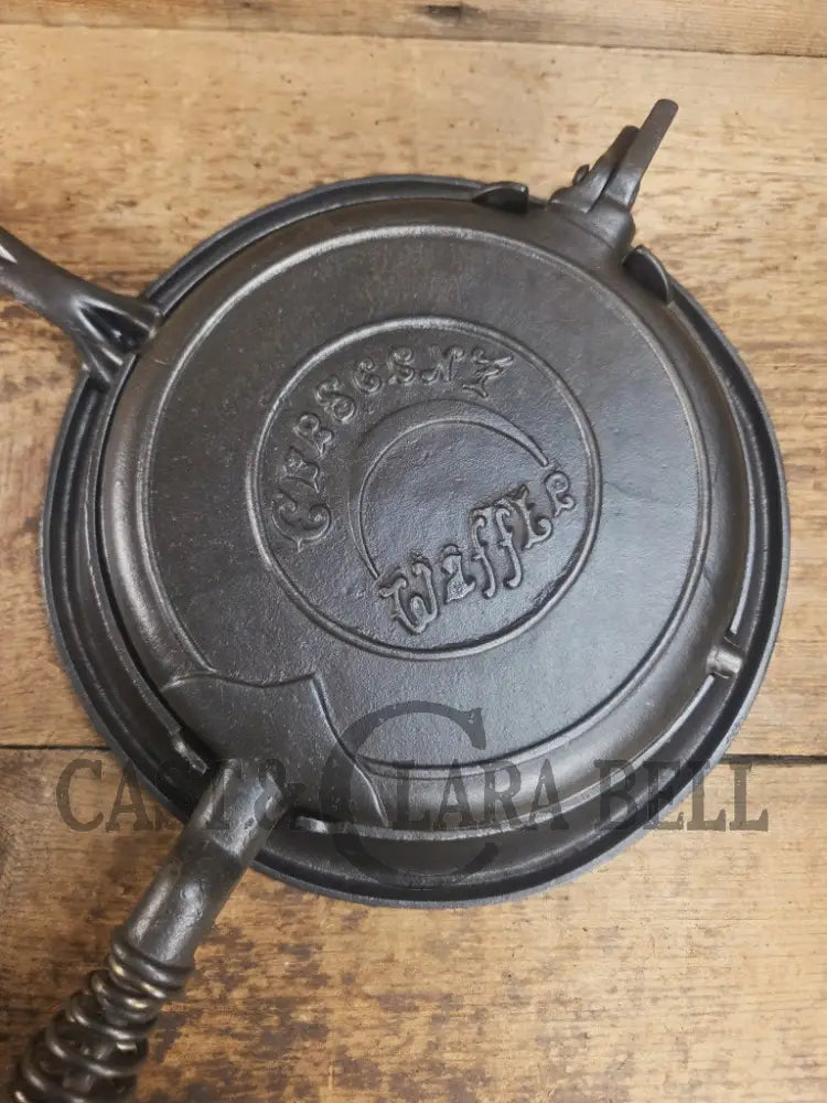 WOW VERY cool and tough to find! Early 1900’s Fanner Mfg Co No. 8 Crescent Cast Iron Waffle Maker with Low Base. Harder