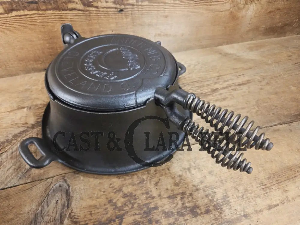 WOW VERY cool and tough to find! Early 1900’s Fanner Mfg Co No. 8 Crescent Cast Iron Waffle Maker with TALL Base.